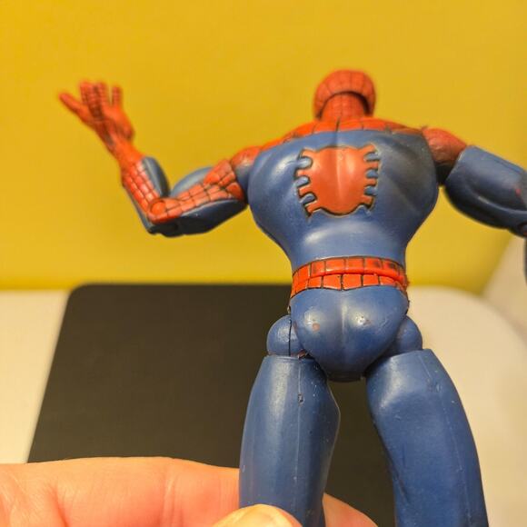 spiderman 2003 posable by Mattel.  Flaws - Picture 7 of 9